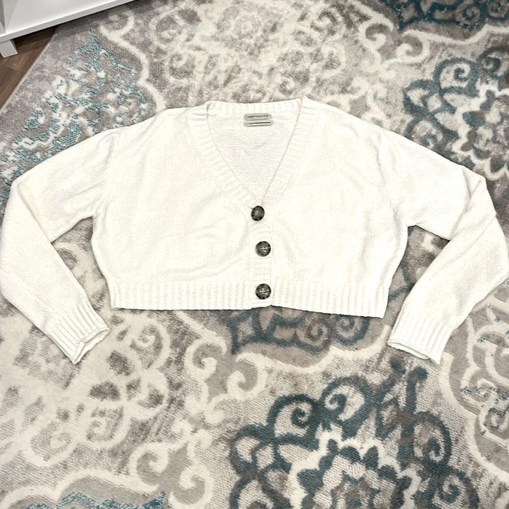 URBAN OUTFITTERS CROPPED BUTTON UP WHITE SWEATER